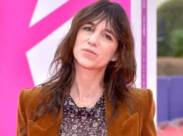 Charlotte Gainsbourg s'extasie sur sa beauté, "bien plus ingrate" que celle de sa mère