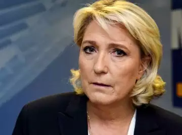 Cette photo entre Marine Le Pen et Vladimir Poutine, qui oblige la candidate du RN à prendre une décision radicale !