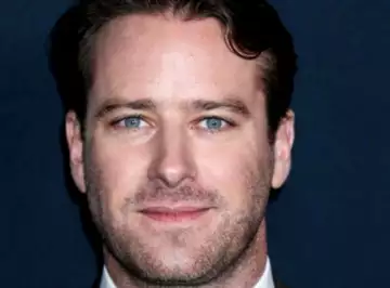 Armie Hammer accusé d'agression sexuelle et de cannibalisme - l'acteur est enfin sorti de cure de désintoxication !