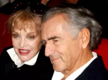 Arielle Dombasle est gâtée dans tous les sens du terme par son mari Bernard-Henri Lévy. La chanteuse se confie sur ses pratiques sexuelles... Des confessions choquantes !