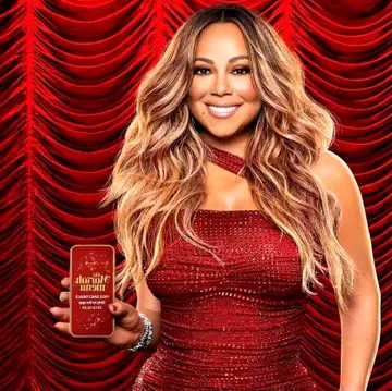 Vêtue d'une énorme robe rouge à paillettes, Mariah Carey se lâche pour un spot publicitaire... McDonald's et déclenche une vague de réactions !