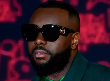 Maître Gims : Après la polémique du Nouvel An sur les musulmans, il retire ses lunettes de soleil et dévoile enfin son visage sur Instagram