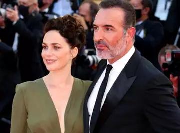 Jean Dujardin est un père comblé. Sa chérie Nathalie Péchalat dévoile des photos inédites de leurs deux filles Jeanne et Alice !