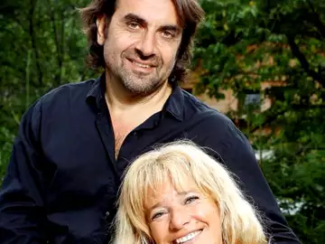 Tous en cuisine : André Manoukian s'affiche avec sa femme, discrète depuis 30 ans... qui lui vole la vedette et l'atomise en direct.