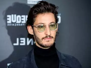 "Pierre Niney est éjecté d'une scène après un dérapage.