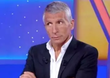 "Quoi ? Tu as un problème ?", Nagui s'énerve contre un candidat dans 'N'oubliez pas les paroles' et provoque des troubles sur le tournage