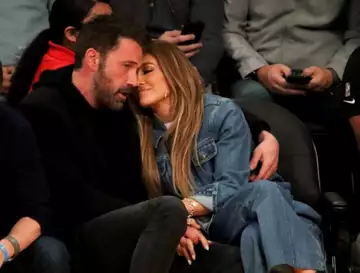 Jennifer Lopez et Ben Affleck plus amoureux que jamais : tendresse et baisers volés lors d'un match de basket des Lakers