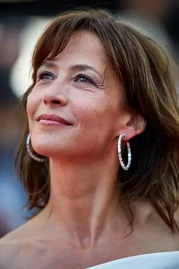 Sophie Marceau est de retour : cette photo inédite de l'actrice de 55 ans pose pour son nouveau projet, qui sera diffusé sur Amazon Prime Video.