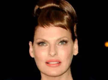 Linda Evangelista défigurée après une opération de chirurgie esthétique qui s'est déroulée de manière dramatique - l'ex-mannequin dévoile son visage pour la toute première fois !