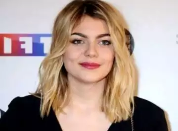 PHOTO : Dans une jupe en cuir rouge ultra courte et des escarpins XXL, Louane donne l'impression d'être une fille de cabaret !