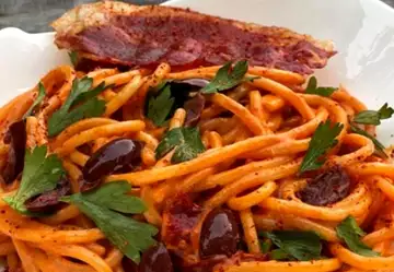 Julie Andrieu : Sa recette de spaghetti à la crème de piquillo et au jambon basque croustillant va vous surprendre !