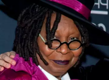 L'actrice Whoopi Goldberg est dans la tourmente. Ses déclarations choquantes sur l'Holocauste suscitent la controverse et font mal à la toile !