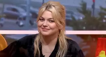 Louane a peur pour sa fille Esmée, sa maternité est compromise par sa notoriété : "Je n'ai vraiment pas envie de lui voler sa vie ... "