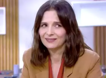 "Pas de logement, pas de travail ..." Juliette Binoche est au bord des larmes et raconte qu'elle est sans domicile fixe