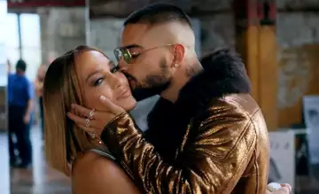 Jennifer Lopez et le chanteur Maluma : ce baiser inattendu entre les deux stars enflamme la toile !