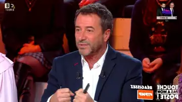 "Elle m'a fait un gâteau !" Bernard Montiel révèle une ancienne femme de Johnny Hallyday !