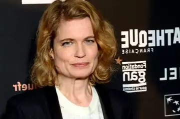 Sarah Biasini a aujourd'hui 44 ans, l'âge qu'avait sa mère Romy Schneider lorsqu'elle a disparu... et son père l'avait prévenue de manière "inquiétante" !