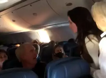 Une actrice américaine assomme brutalement un octogénaire non masqué dans un avion et lui crache dessus... la vidéo qui choque la toile