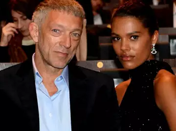 Tina Kunakey est très sexy à la plage, mais la chérie de Vincent Cassel en dévoile un peu trop avec son bikini !