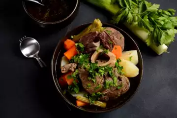 Avec Philippe Etchebest et sa recette du traditionnel pot-au-feu, la voie est libre pour un hiver plein de convivialité !