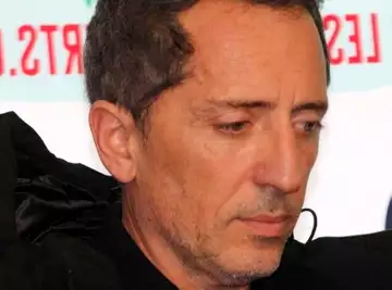 "Percuté par un bus à un passage piéton", l'humoriste Gad Elmaleh le plus gravement touché après un terrible accident de la route...