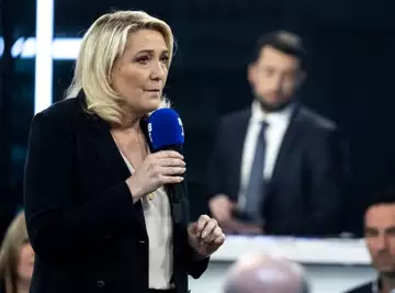 La France dans les yeux" : Marine Le Pen et un médecin indélicat - une séquence qui fait réagir sur Twitter