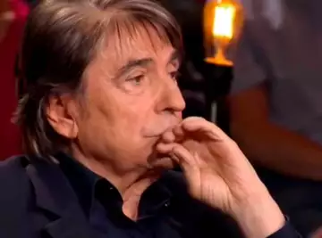 Serge Lama dévasté et très ému devant Gérard Lenorman : ce moment d'émotion relie les deux artistes.