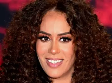 La chanteuse Amel Bent est plus serrée que jamais et dévoile sur Instagram une photo inédite de son baby bump !