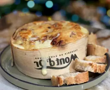 La recette du fameux vacherin Mont d'Or de Cyril Lignac avec des saucisses pour encore plus de plaisir !