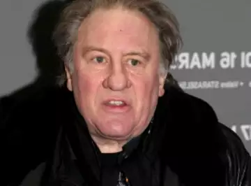 Gérard Depardieu ingouvernable sur le plateau du film "Maison de retraite ? Kev Adams balance sur les punchlines violentes de l'acteur !