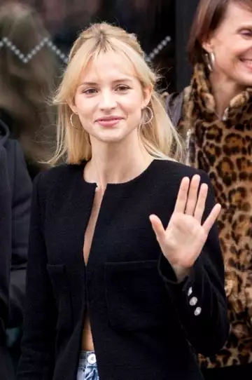 Angèle en veste ouverte sans soutien-gorge, la chanteuse attire tous les regards au défilé de mode Chanel à Paris