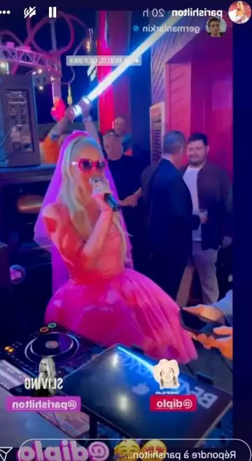 Une mini robe Barbie rose, puis un lapin sexy... Paris Hilton a repris ses bonnes habitudes lors de sa fête de mariage !