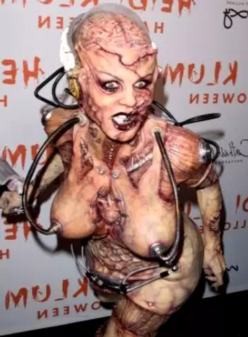 Ce costume d'Halloween de Heidi Klum est... VRAIMENT incroyable !