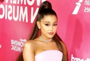 Ariana Grande enceinte ? Cette photo de son ventre arrondi sème le doute et enflamme les réseaux sociaux !