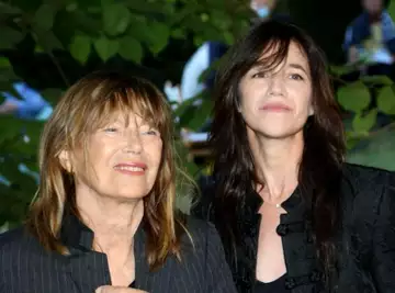 "Il n'y avait pas beaucoup de tendresse" : Charlotte Gainsbourg parle de sa relation compliquée avec sa mère