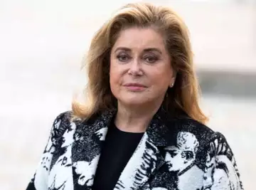 "C'était violent, rapide et court... " Catherine Deneuve est bouleversée par son attaque cérébrale et ses "conséquences douloureuses".