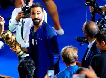 Adil Rami : le footballeur français officialise sa relation avec une célèbre candidate de télé-réalité des Marseillais. La vidéo dont tout le monde parle...