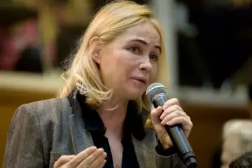 Emmanuelle Béart : cheveux roux et coupe au carré. L'actrice change de tête pour souhaiter un joyeux Noël !