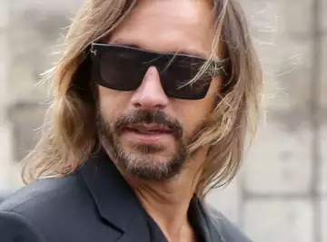 Bob Sinclar frappe à nouveau : le DJ se montre entièrement nu et cache son intimité avec un... Bonnet de Père Noël !