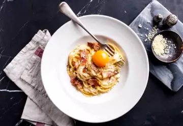 La recette de Philippe Etchebest : les vraies pâtes fraîches à la carbonara du grand chef SANS crème !