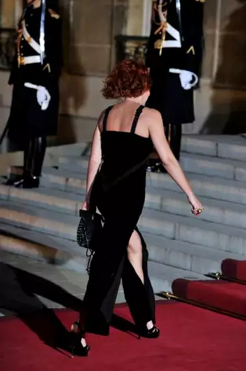 Triple chute et accident de culotte pour Mylène Farmer sur le tapis rouge de l'Elysée.... Vous allez bien ?