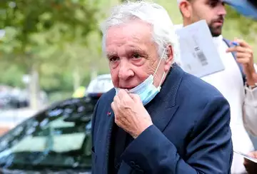 Michel Sardou : Le chanteur est impliqué dans une sombre histoire de harcèlement, une plainte a été déposée !