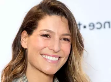 "Si on m'avait dit un jour ... c'est une folie nucléaire" ! Laury Thilleman croit rêver lorsqu'elle obtient un nouveau travail !