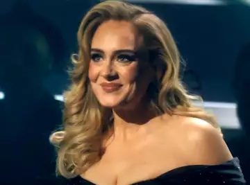 Adele : la chanteuse condamne les personnes non vaccinées !