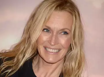 Estelle Lefébure a retrouvé l'amour dans les bras d'un célèbre acteur français... qui est déjà en couple avec une autre !