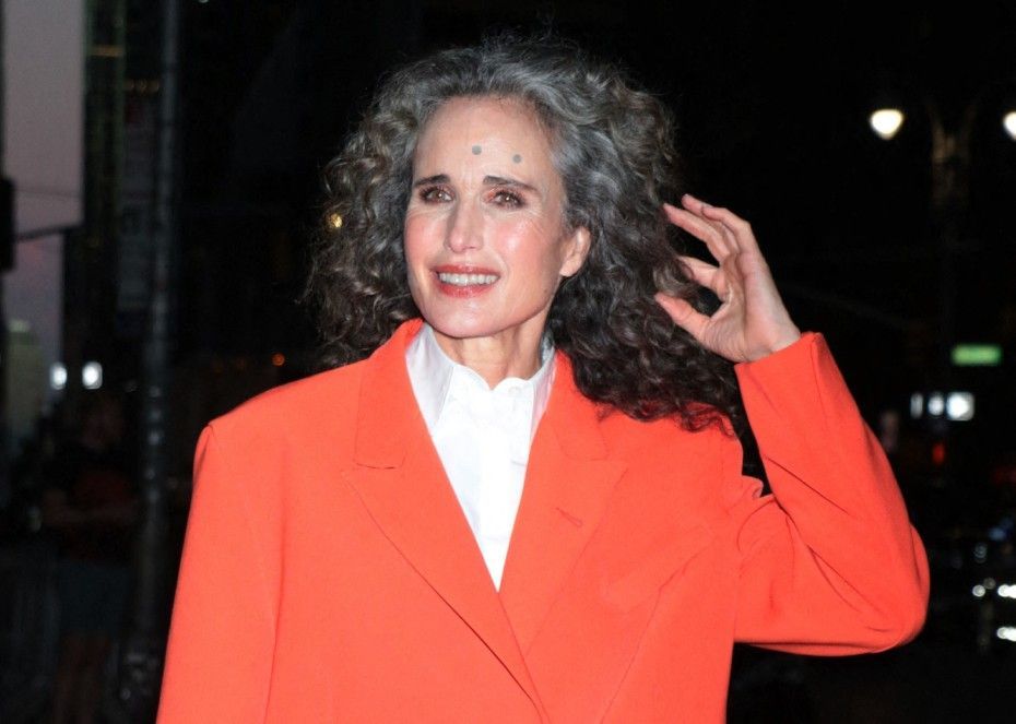 L'actrice américaine Andie MacDowell affiche fièrement ses cheveux gris et avoue se sentir "badass".