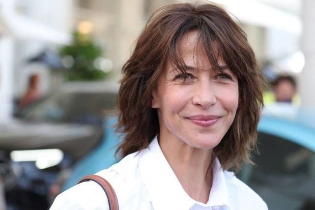 Sophie Marceau hilare devant son futur partenaire à moitié nu