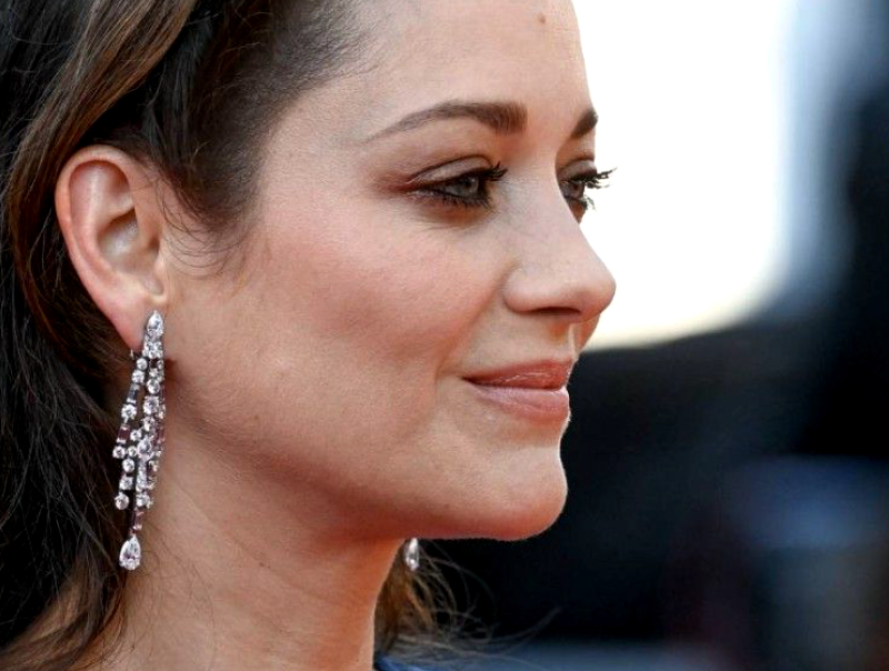 "Je ne sais pas ce que j'ai, j'ai une démangeaison", Marion Cotillard provoque un malaise au milieu du restaurant.