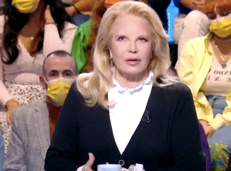 Sylvie Vartan a été comparée à Fantomas sur Twitter depuis son apparition dans Les Enfants de la télé.