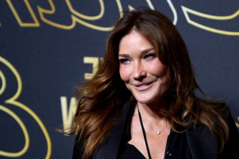 "Carla Bruni revient sur le "scandale" qui a lancé sa carrière de mannequin en postant une photo choquante.